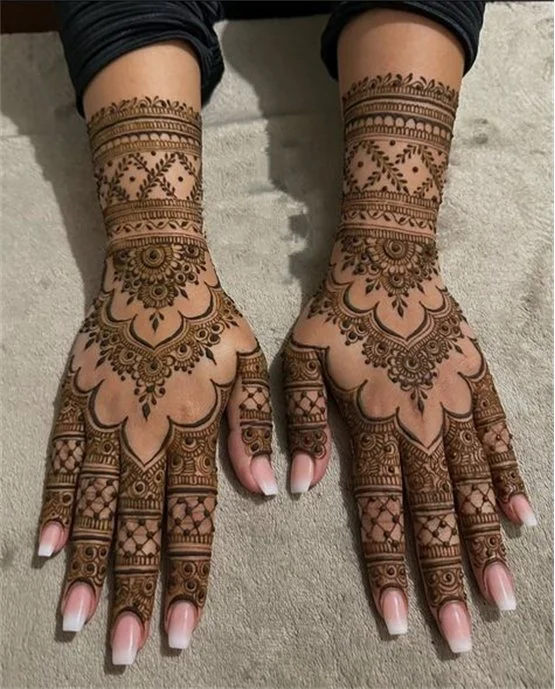 Bangle And Daisy Pretty Back Hand Mehndi Design Blend